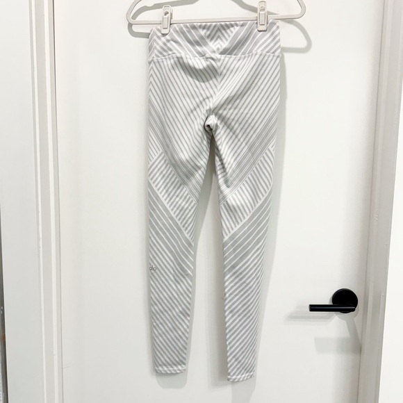 ALO Yoga Grey/white leggings. Size small - Picture 4 of 7